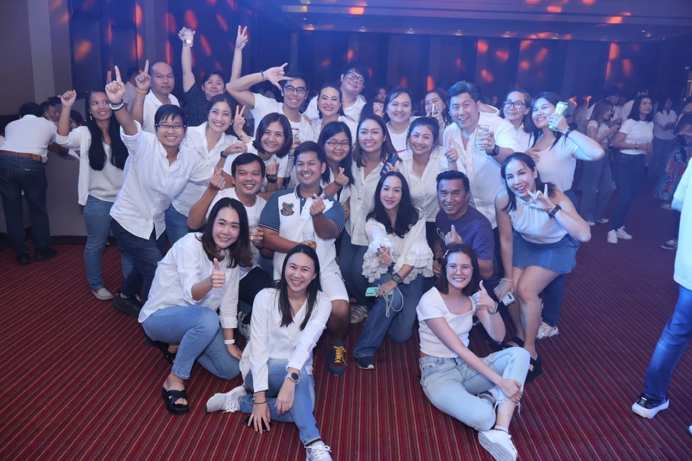ทีม Victory Moment Executive ในงานทีมชุดขาว