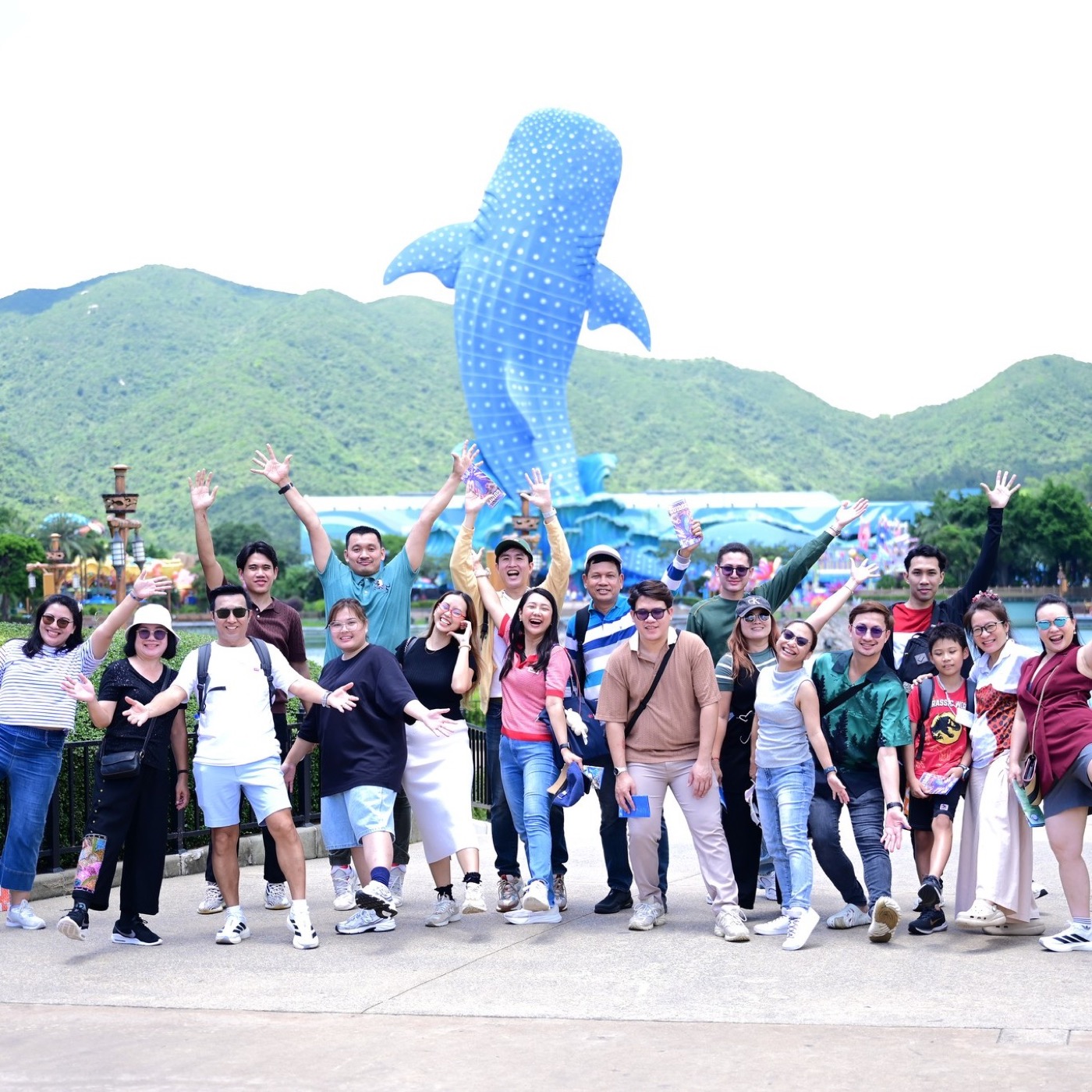 ทริปทีมที่จูไห่กับรูปหมู่หน้าจุดท่องเที่ยว